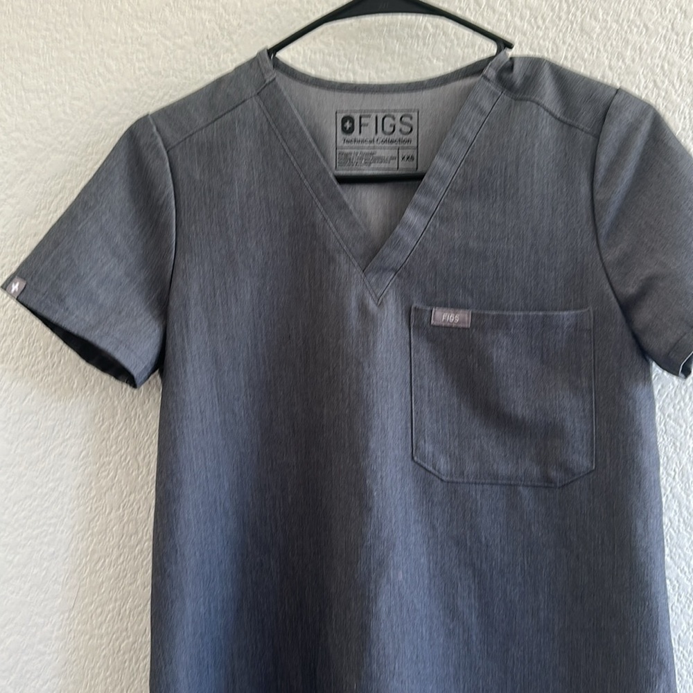 Figs women’s Catarina one pocket top in Graphite - Picture 4 of 8